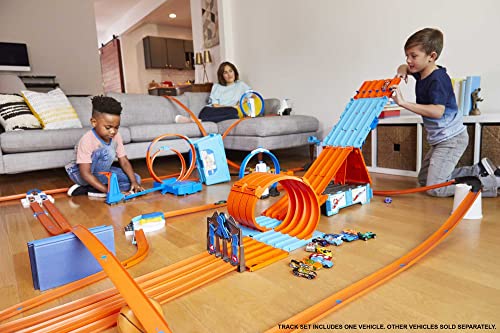 Toy Car Track Set with 2 Cars in 1:64 Scale C193257